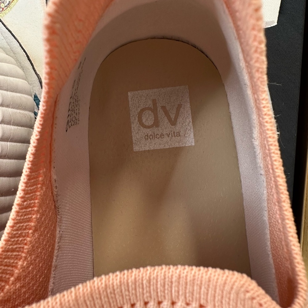 DV Dolce Vita
DV Dolce Vita BIG GIRLS Feenyx Sneaker SIZE:5 - Picture 5 of 10